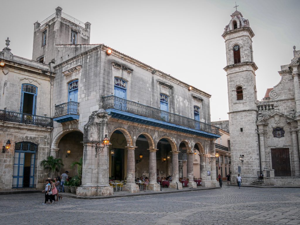 La-Habana-Vieja-Plaza-de-la-Catedral