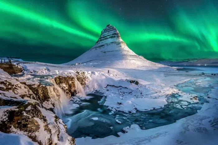 aurora borealis Kirkjufell iceland