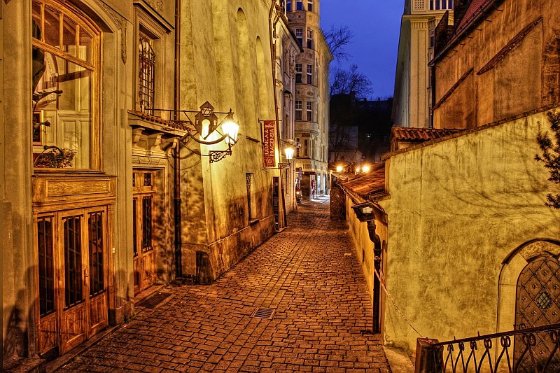 prague_synagogue_night