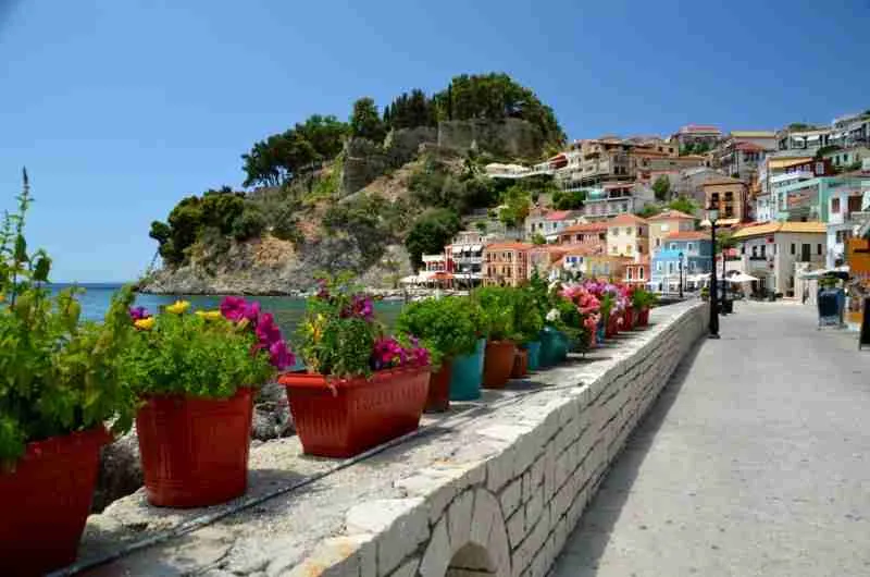 Παραλιακός πεζόδρομος στην Πάργα