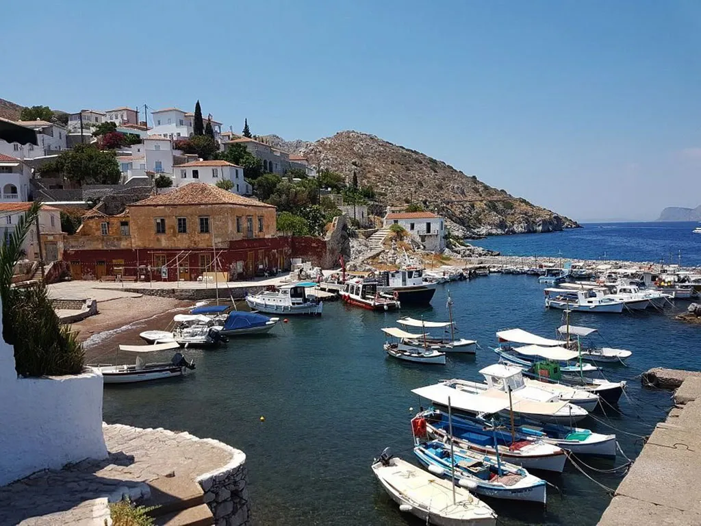 Γραφικό λιμανάκι στο Καμίνι Ύδρα