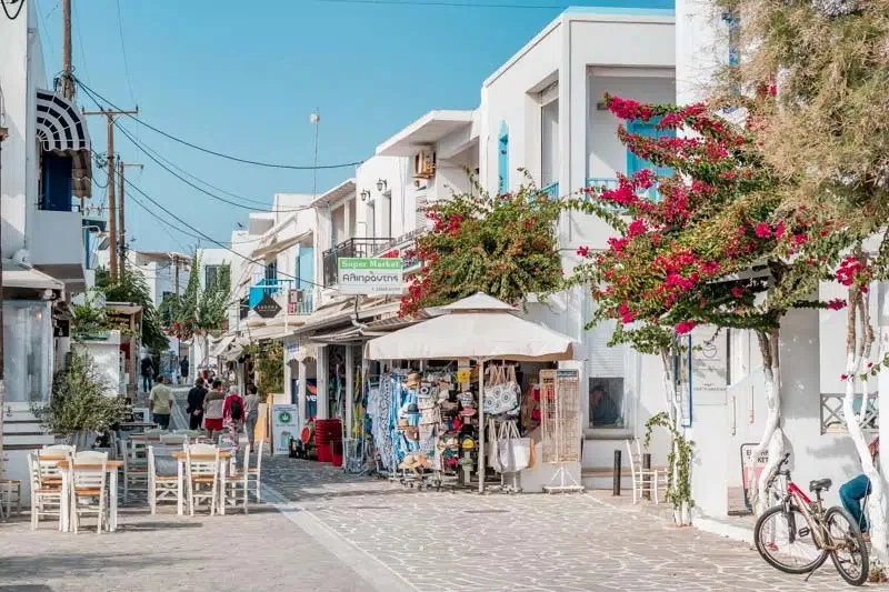 Κεντρικός δρόμος στην Αντίπαρο